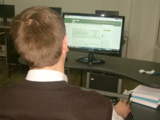 Au mers să repare computerul unei cunoştinţe şi au fost luaţi la bătaie